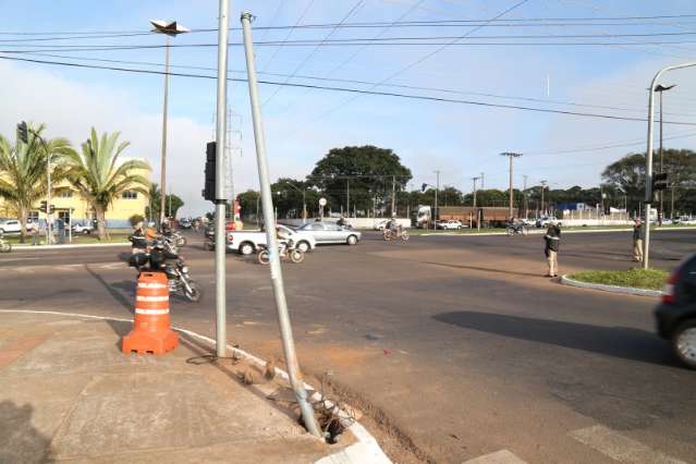 Sem CNH, motorista b&ecirc;bado causa acidente, derruba sem&aacute;foro e &eacute; preso