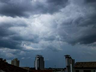 Semana começou com calor acompanhado de pancadas de chuva em Campo Grande (Foto: Marcos Maluf)