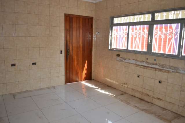 Idosa enganada por pastora recebe casa destru&iacute;da e sem m&oacute;veis