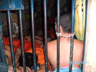 Em cela superlotada, detentos precisam se revezar para dormir (Foto: Defensoria Pública/Dourados Agora)