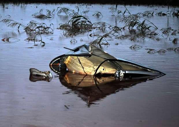 Ve&iacute;culo aquaplana na pista, bate em &aacute;rvore e vai parar em &aacute;rea alagada
