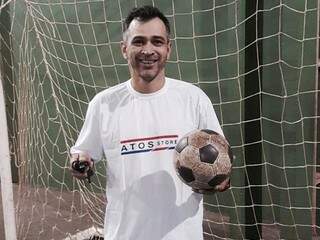 João Paulo é o responsável pelo projeto Jovens Promessas, que usa o futebol para transformar a vida de jovens (Foto: Reprodução Facebook)