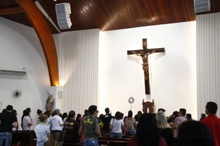 Em adoração à Eucaristia, fiéis atendem pedido do Papa Francisco. (Foto:Cleber Gellio)