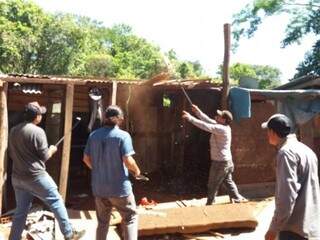 Equipes da Semadur derrubaram barracos na manhã de hoje. (Foto: Viviane Oliveira)
