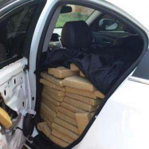 PRF apreende carro com armas e quase 1 tonelada de droga ap&oacute;s fuga