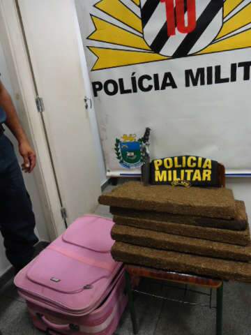  Passageira de &ocirc;nibus, garota de 16 anos &eacute; flagrada com droga na rodovi&aacute;ria