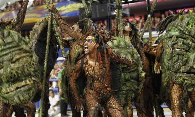 Enredo pol&ecirc;mico d&aacute; a Beija-Flor o 13&ordm; t&iacute;tulo de campe&atilde; do Carnaval carioca