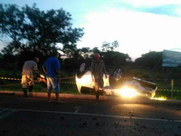 Ve&iacute;culo sai da pista e capota em acidente envolvendo carreta na BR-158