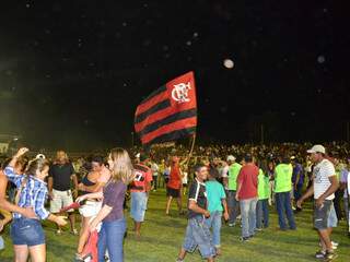Até bandeira do Flamengo, que tem as mesmas cores do àguia, foi usada em comemoração (Foto: Minamar Junior)