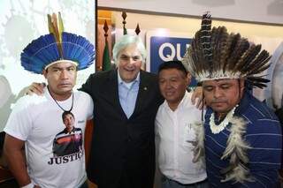Lideranças indígenas com o senador Delcídio durante evento na Fiems (Foto: Marcos Ermínio)