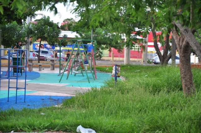 Moradores reclamam de pra&ccedil;a abandonada no Tiradentes 