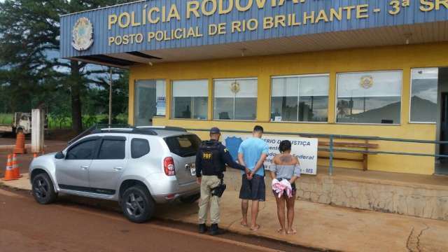 Casal &eacute; preso na BR-163 tentando levar ve&iacute;culo roubado para fronteira
