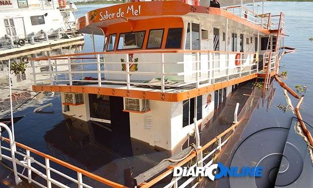 Barco que afundou no rio Paraguai deve come&ccedil;ar a flutuar na ter&ccedil;a-feira