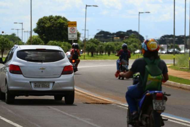 &Agrave; luz do dia, motoristas tamb&eacute;m caem em &quot;armadilhas&quot; na Duque de Caxias