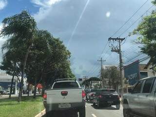 Trânsito na Avenida Mato Grosso na tarde desta quinta-feira, com nuvens carregadas. (Foto: Liniker Ribeiro).