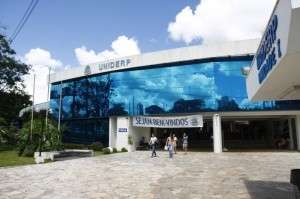 MPE investiga Uniderp por cobrar taxa extra para revisar notas de alunos