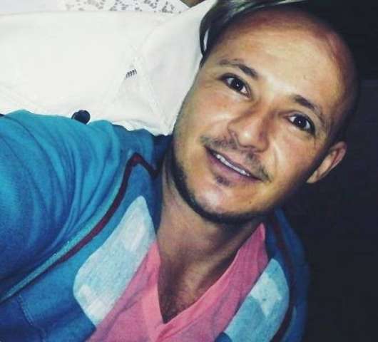 Suspeito de matar ex-mulher se entrega, apresenta rev&oacute;lver do crime e &eacute; liberado