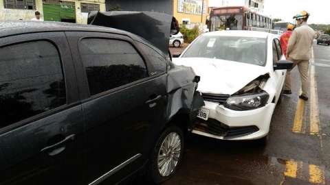 Engavetamento com 4 carros deixa mulher ferida em avenida