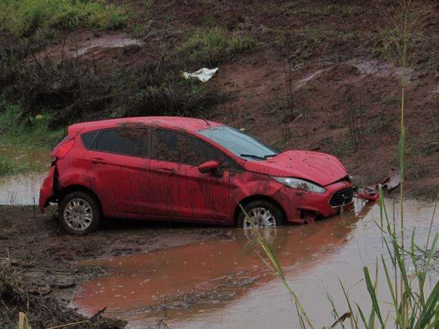 Mulher perde controle da dire&ccedil;&atilde;o durante a chuva e cai em barranco da BR-163