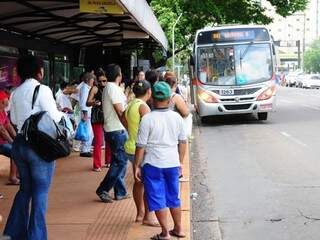 Passageiros aguardando a chegada do ônibus na Praça Ary Coelho (Foto: Paulo Francis)
