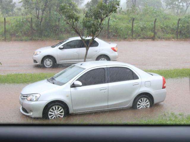 Motorista enfrenta rua alagada e fica &ldquo;presa&rdquo; com as duas netas