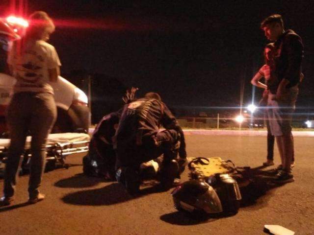 Colis&atilde;o entre carro e moto fere jovem de 21 anos na Avenida Gunter Huns 