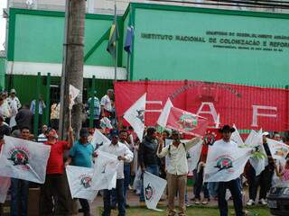 Manifestantes na sede do Incra, em Campo Grande. (Foto: Simão Nogueira)