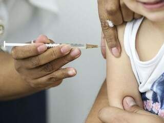 Criança sendo vacinada (Foto: PMCG/Divulgação)