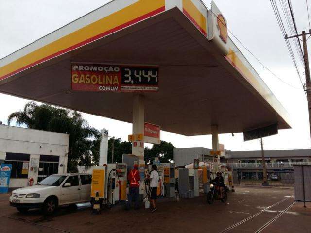 Entre dinheiro e cart&atilde;o, consumidor pode economizar R$ 0,15 na gasolina