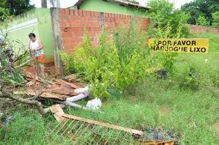 No Jardim Anache, mato lixo se espalha mesmo com aviso de proprietário. (Foto: Luciano Muta)