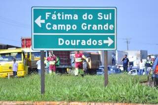 Entre Dourados e Fátima do Sul dezenas de caminhoneiros estão parados. (Foto: Eliel Oliveira)