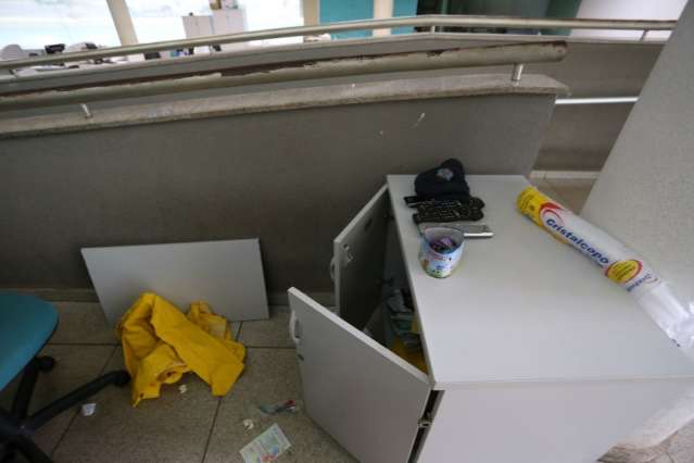 Jovem se revolta com multa, agride agente e bombeiro e destr&oacute;i central