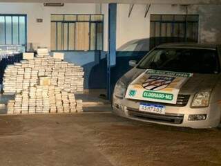 Carro e tabletes de cocaína apreendidos (Foto: PM/Divulgação)