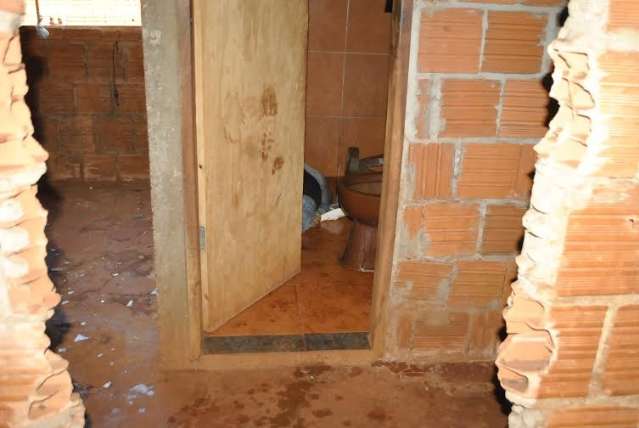 Homem &eacute; encontrado morto com 10 tiros e seis facadas em banheiro