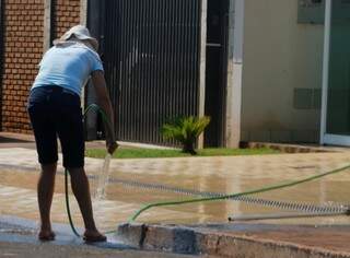 Sanesul aponta gasto excessivo de água por conta do calor como causa do desabastecimento (Foto: Eliel Oliveira)