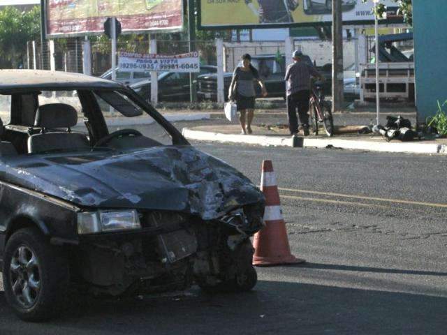 Carro derruba sem&aacute;foro e tr&acirc;nsito fica confuso na Mascarenhas de Morais 