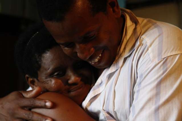Sorriso marca a nova vida de quem foi ref&eacute;m do marido por 22 anos