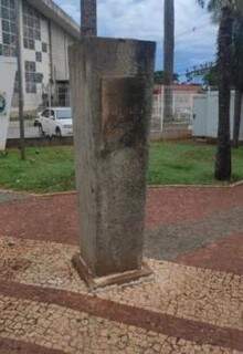 Busto de ex-prefeito &eacute; furtado e acaba em meio ao lixo na Dom Aquino 