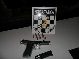 Pistola é apontada pela Polícia como de uso exclusivo das Forças Armadas (Foto: Divulgação)