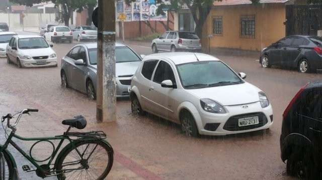 Centro de Coxim fica alagado ap&oacute;s forte chuva