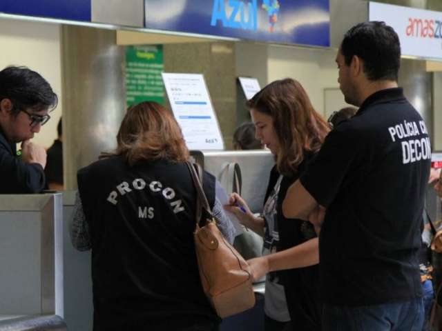 No aeroporto, Procon flagra abusos e constrangimento na cobran&ccedil;a por bagagens