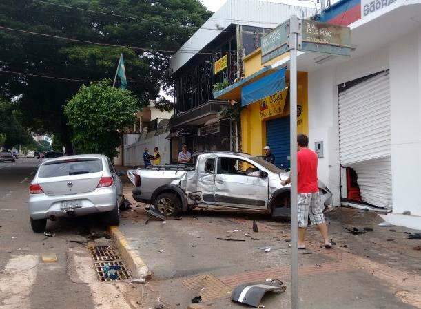 Carros batem em cruzamento e destroem porta de farm&aacute;cia no Centro