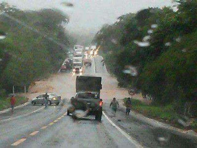 Azambuja determina prioridade no suporte a atingidos pela chuva