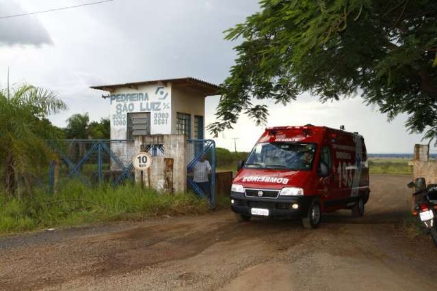 Retroescavadeira tomba e quebra tornozelo de oper&aacute;rio na Capital