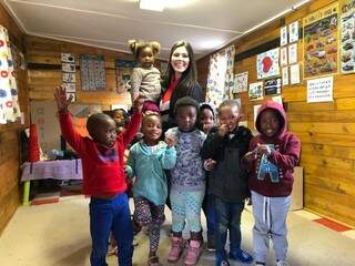 Isabella e Marcos puderam conhecer projetos sociais, creches e escolas nas comunidades afastadas da Cidade do Cabo