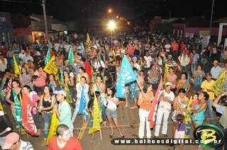 População em Figueirão se divide entre dois comícios que teve participação efetiva dos políticos (Foto: divulgação)
