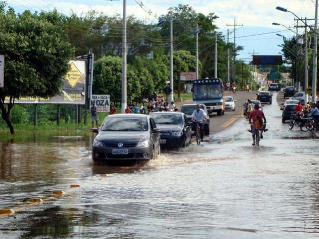 Chuva enche rios, tira fam&iacute;lias de casa e destr&oacute;i pontes e estradas