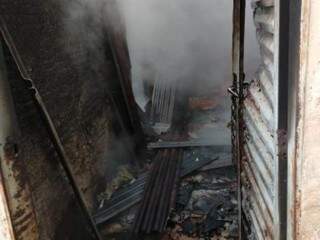 Incêndio destruiu imóvel no bairro Boa Esperança, em Ladário. 