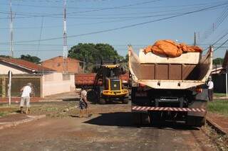 Caminhão da Prefeitura fazendo a limpeza na rua Anhanguera, no bairro Piratininga. (Foto: Marcos Ermínio)