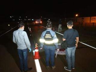 Perícia da Polícia Civil no local do acidente, próximo ao Parque de Exposições (Foto: Osvaldo Duarte/DouradosNews)